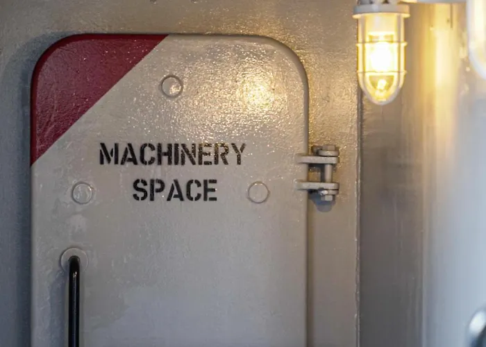 Lightship 보트호텔 *